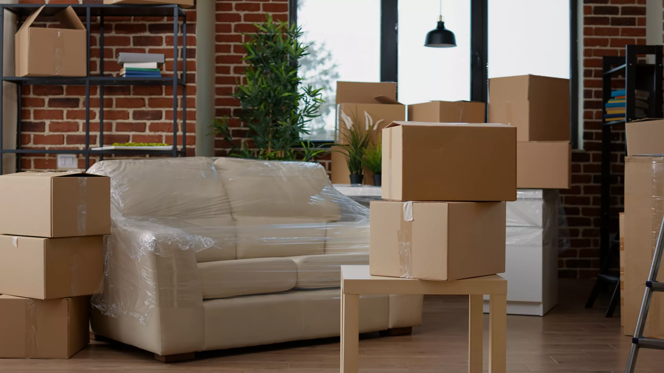 Canapé et cartons emballés pour un déménagement